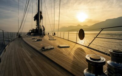 Yachts et bateaux de luxe dans la baie de Saint-Tropez